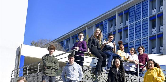 Actualité Sophie Lainé Diodovic: Diffusion de "ASKIP, le collège se la raconte" sur Okoo ! - Okoo, la nouvelle plateforme enfants de France Télévision pour les 3-12 ans, lance sa première fiction, "ASKIP" (Casting Sophie Lainé Diodovic), dont les 20 premiers épisodes sont en ligne depuis le 11 avril dernier sur France.tv